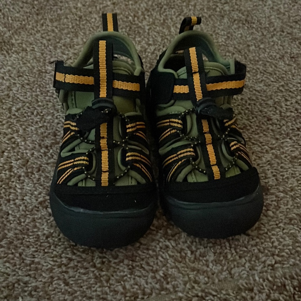 Toddler water shoes 7D